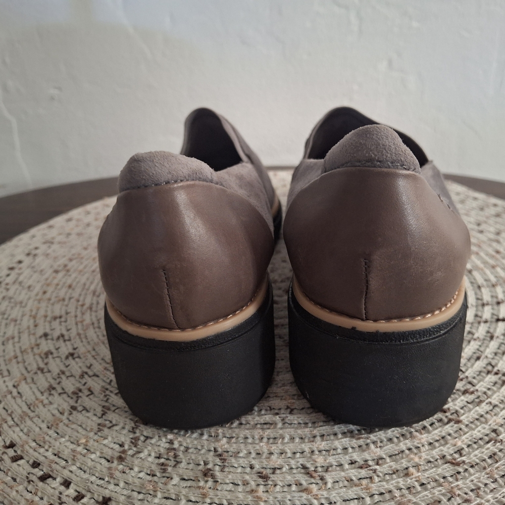 Clarks  Brown Suede Women's Loafers Size 7.5 - Picture 3 of 8